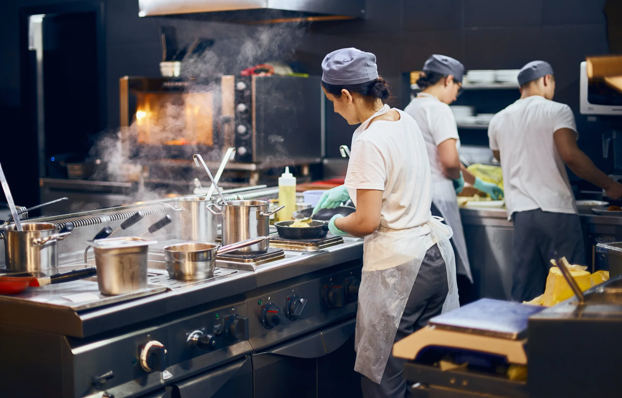 Küchenteam bei der Arbeit in einer Restaurantküche